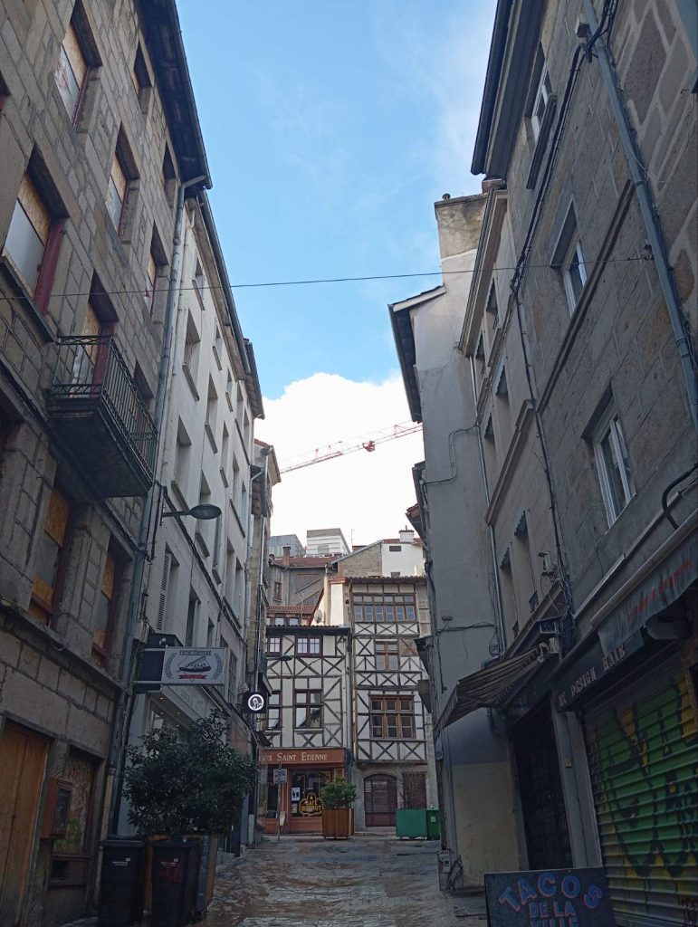 Vue de la rue de la Ville à Saint-Étienne, où se trouve le QG de la France Insoumise, lieu de rencontre avec Andrée Taurinya.